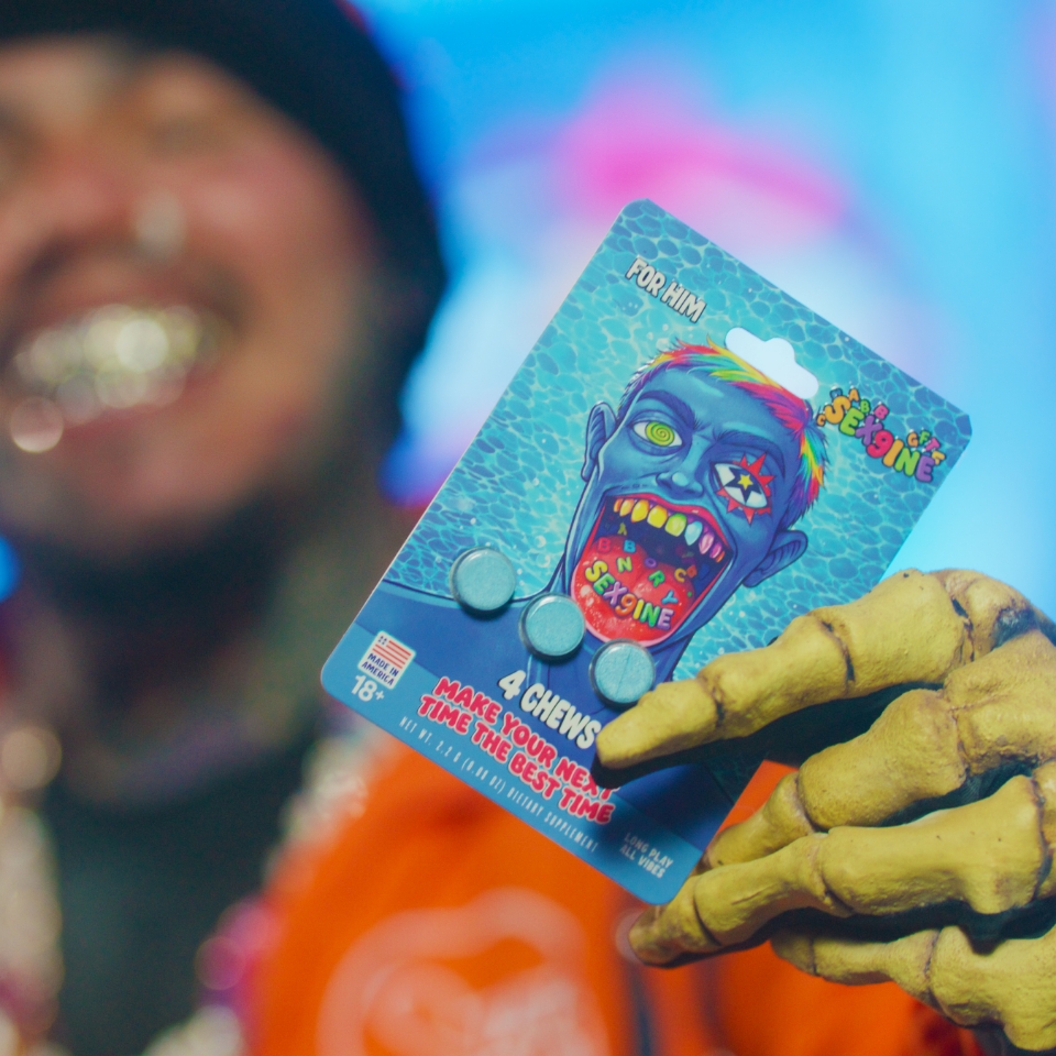6ix9ine holding sex9ine chews for him