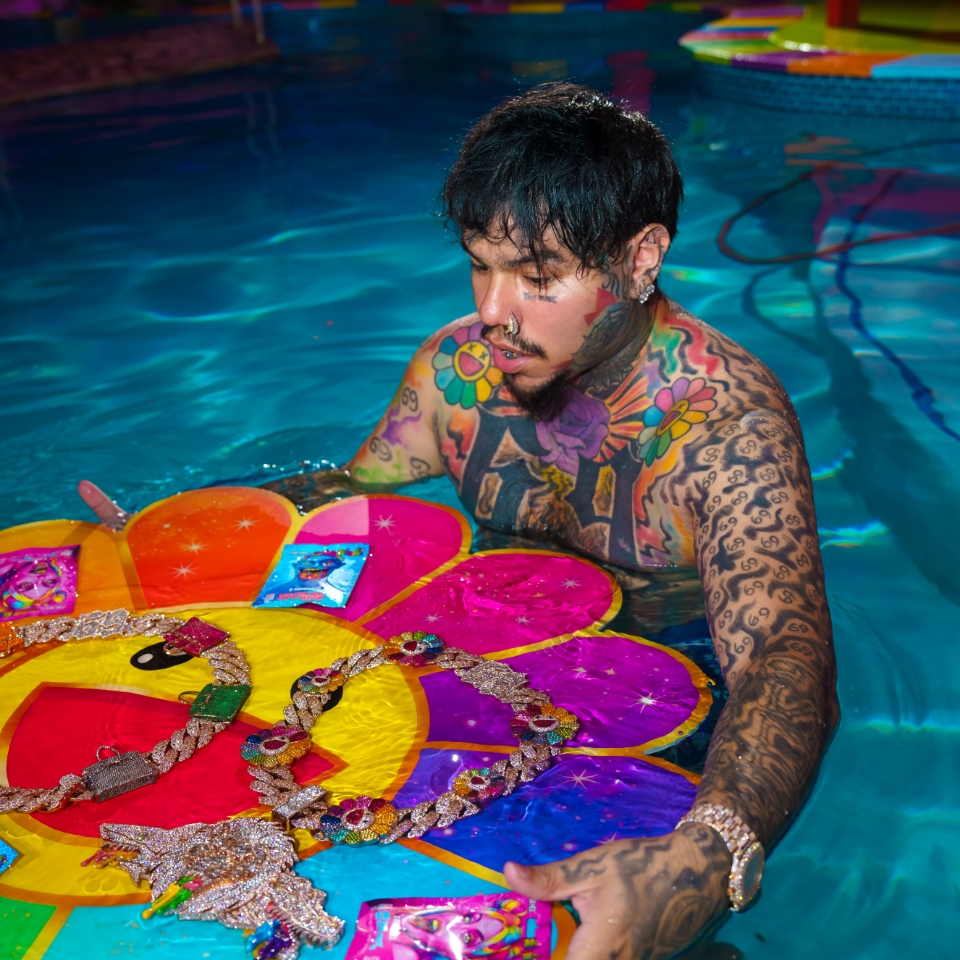 6ix9ine checking out his sex9ine stash in the pool